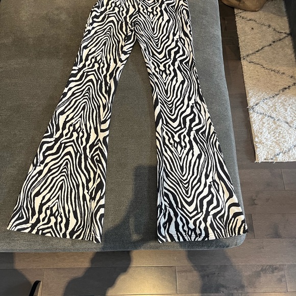 Shein zebra flare black and white pants size xs with side zipper, new - Picture 3 of 4